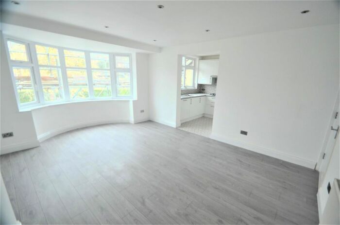 3 Bedroom Flat To Rent In Goodwyn Avenue, Mill Hill, NW7