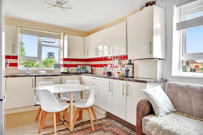 2 Bedroom Apartment For Sale In Queen Elizabeths Close, London, N16
