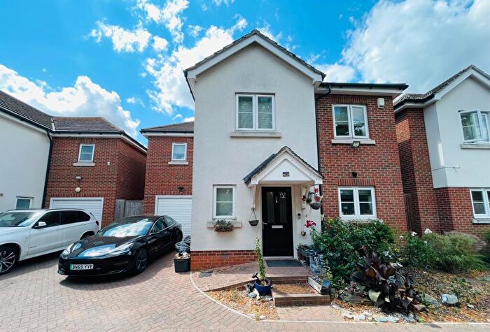 5 Bedroom Detached House To Rent In Bedroom Detached House, Lindale Close, Ilford - £ Pcm, IG4