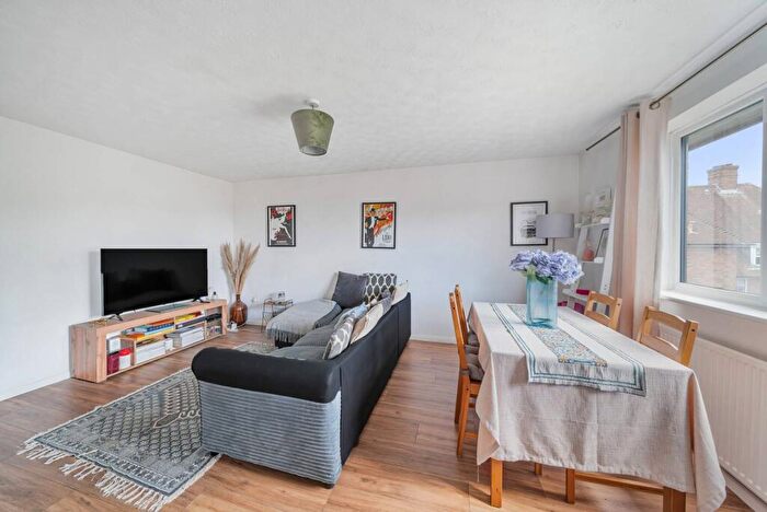 2 Bedroom Flat To Rent In Coppetts Road, Muswell Hill, London, N10