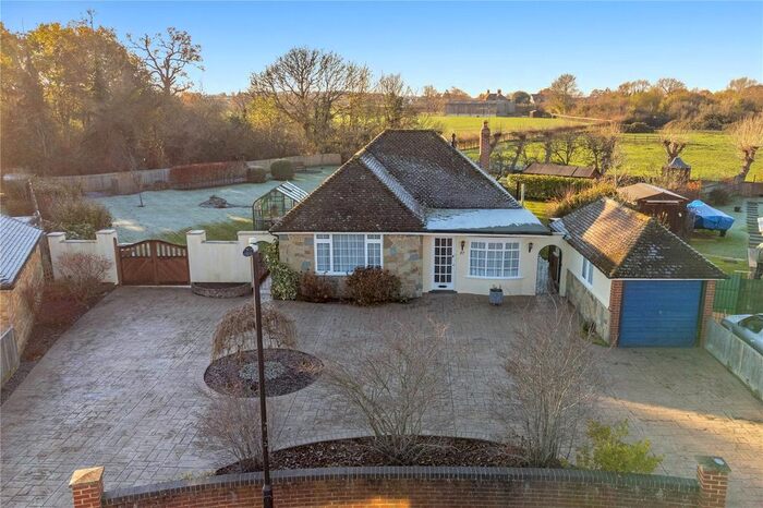 3 Bedroom Bungalow For Sale In Stewart Close, Fifield, Maidenhead, Berkshire, SL6