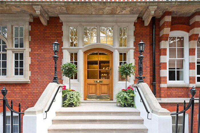 3 Bedroom Flat To Rent In Bedford Avenue, Bloomsbury, London, WC1B