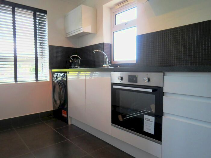 3 Bedroom Flat To Rent In Winnall Manor Road, Winchester, SO23