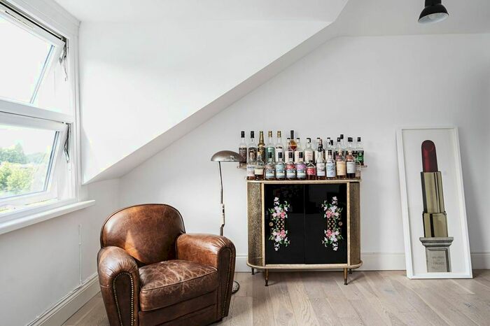 2 Bedroom Flat To Rent In Dunsmure Road, Stoke Newington, London, N16