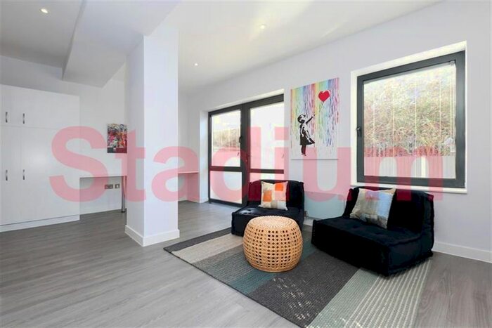 Studio To Rent In Drayton Park, London, - Epc Rating D, N5