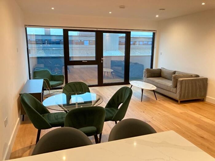 3 Bedroom Flat To Rent In Very Near Gilette Corner Area, Brentford, TW8