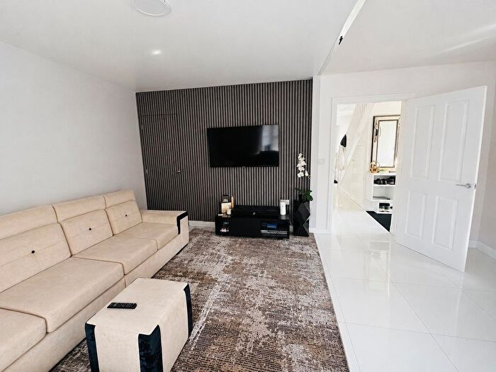 2 Bedroom End Of Terrace House To Rent In Sudbury Close, Romford, RM3