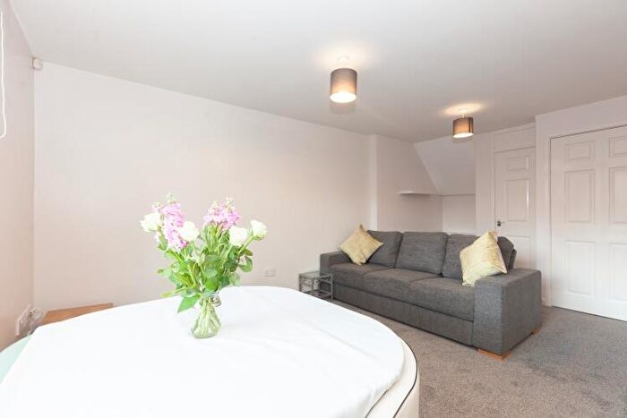 1 Bedroom Apartment To Rent In Hollow Way, Cowley, OX4