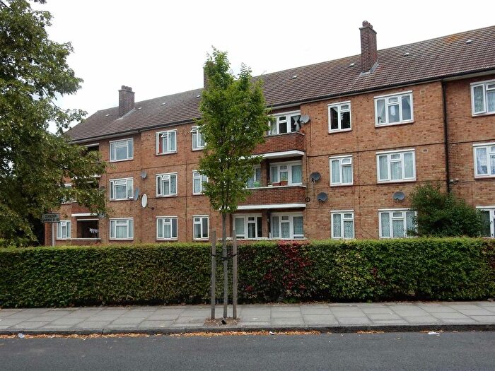 2 Bedroom Flat To Rent In Cranleigh Gardens, Southall, UB1