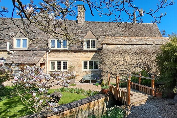 3 Bedroom Semi-Detached House For Sale In Standish Court, Standish, GL10