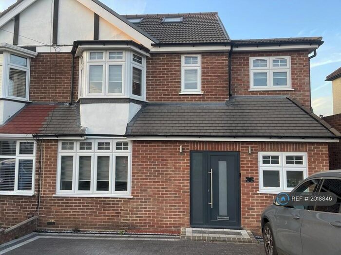 4 Bedroom Semi-Detached House To Rent In Borough Way, Potters Bar, EN6
