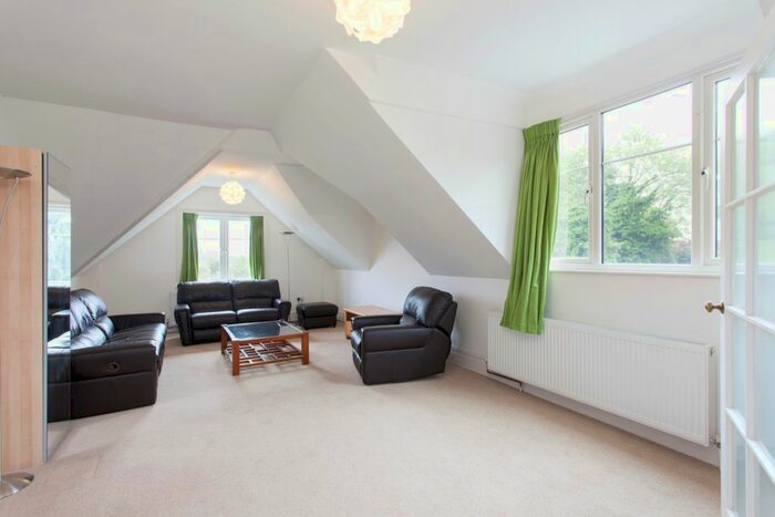 3 Bedroom Flat To Rent In Park Hill Road, Bromley, Kent, BR2