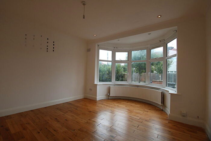 3 Bedroom Ground Maisonette To Rent In Fleetwood Road, Dollis Hill, London, NW10