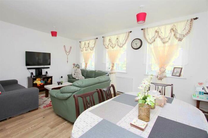 2 Bedroom Flat To Rent In Long Lane, Ickenham, UB10