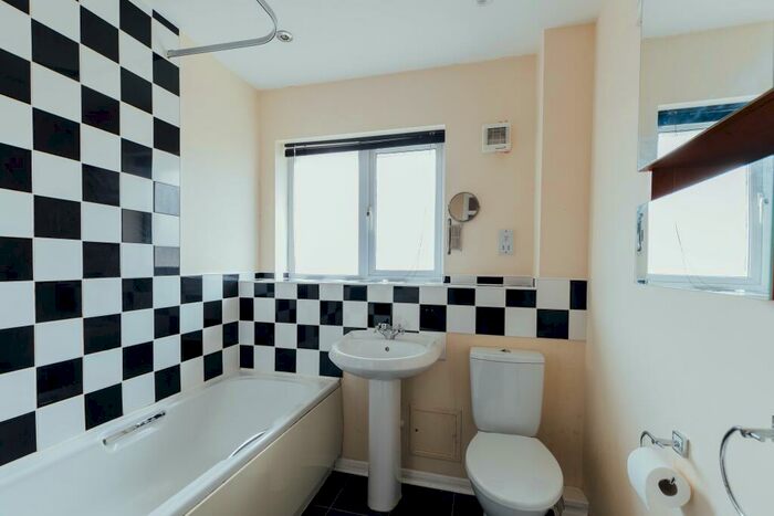 2 Bedroom Flat To Rent In Barnsdale Close, Loughborough, LE11