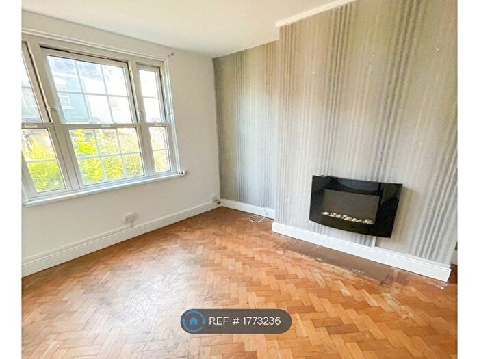 2 Bedroom Flat To Rent In Hillsborough Flats Hotwell Road, Bristol, BS8