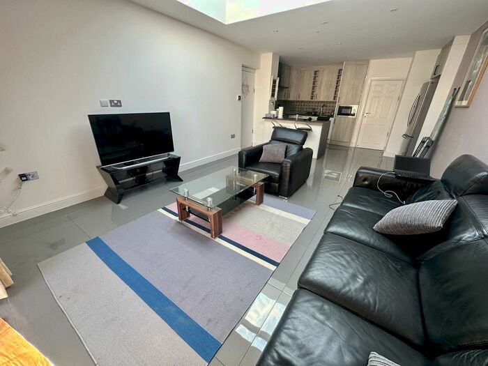 5 Bedroom Terraced House To Rent In Hampden Road, Slough, Berkshire, SL3