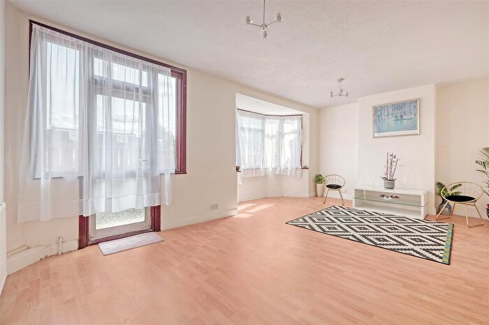 3 Bedroom Flat For Sale In Billet Road, Walthamstow, E17