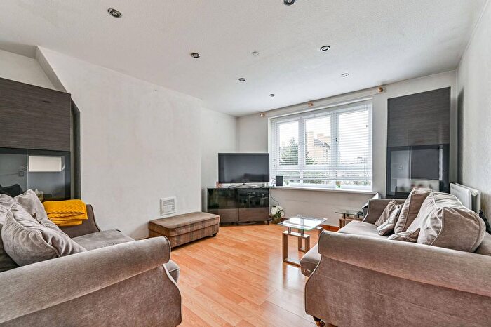 3 Bedroom Flat For Sale In Dalmeny Avenue, Camden, London, N7