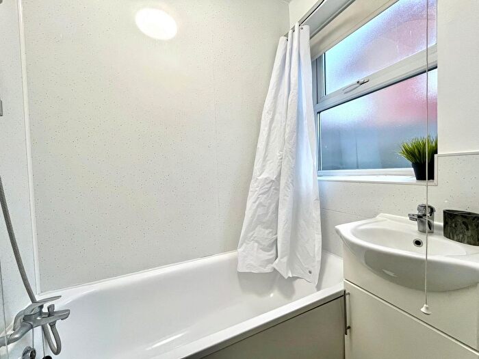 1 Bedroom Flat To Rent In Gowan Road, Willesden Green, NW10