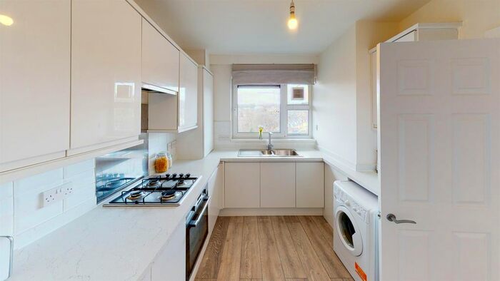 2 Bedroom Flat To Rent In Claylands Court, Salters Hill, London, SE19