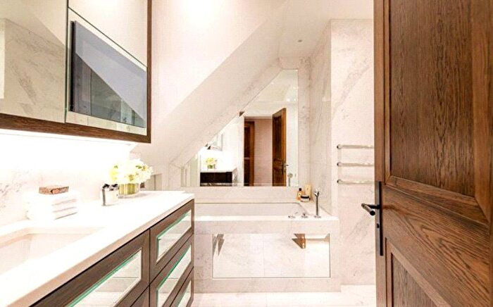 3 Bedroom Flat To Rent In Prince Of Wales Terrace, Kensington, London, W8