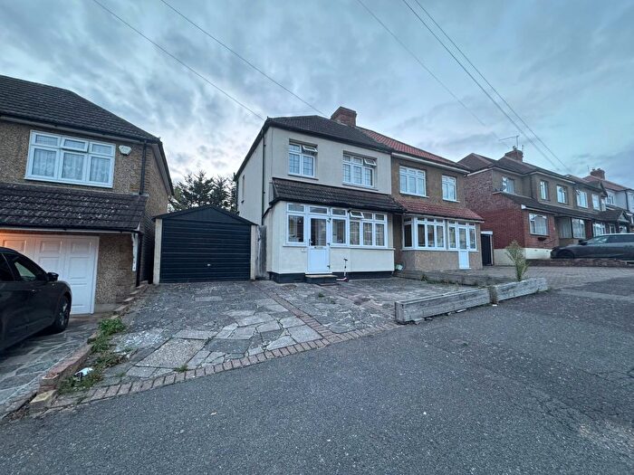 4 Bedroom Semi-Detached House To Rent In Kenilworth Avenue, Romford, RM3