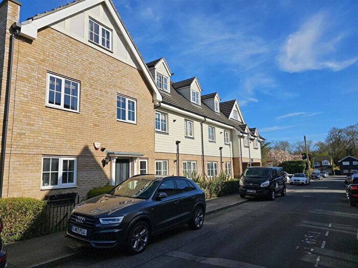2 Bedroom Apartment To Rent In Sunnymede, Chigwell, IG7