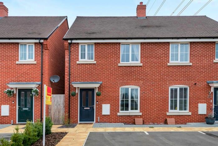 3 Bedroom Semi-Detached House To Rent In Berryfields, Aylesbury HP18