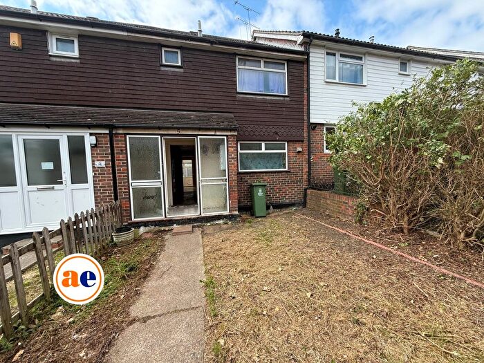 3 Bedroom Property For Sale In Barnett Close, Erith, DA8