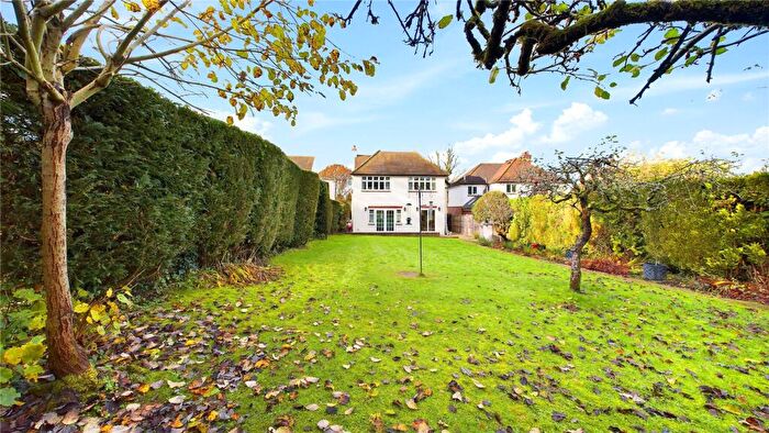 4 Bedroom Detached House For Sale In Scotts Grove Road, Chobham, Surrey, GU24