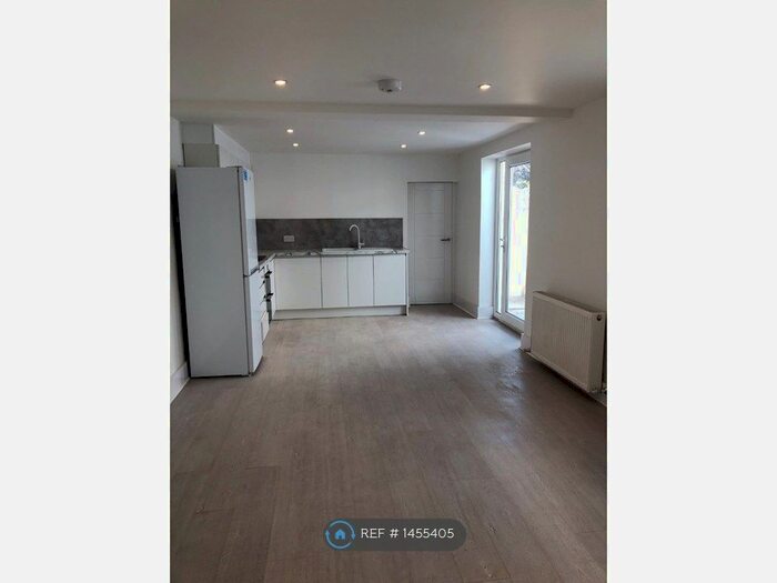 2 Bedroom Flat To Rent In Eastcourt Road, Worthing, BN14