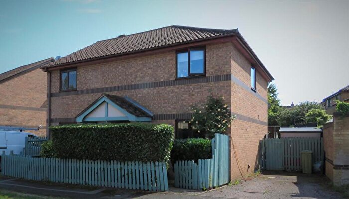 3 Bedroom Semi Detached House To Rent In Stafford Grove, Shenley Church End, Milton Keynes, MK5