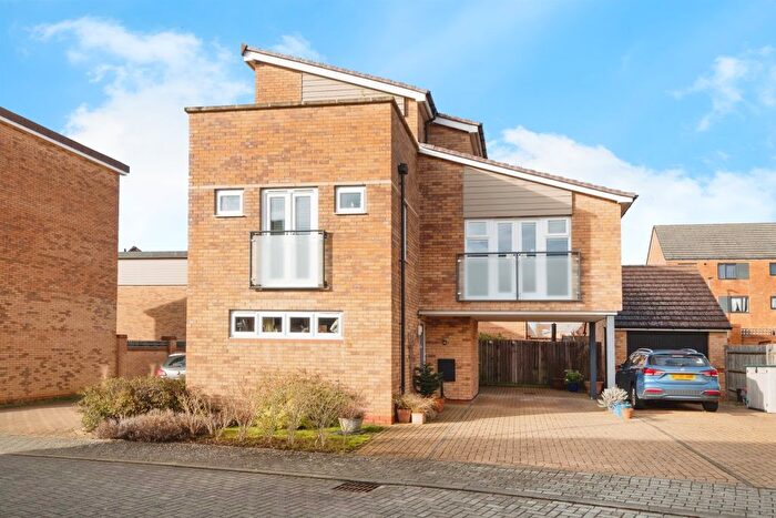 3 Bedroom Detached House For Sale In Agrippa Crescent, Fairfields, Milton Keynes, MK11