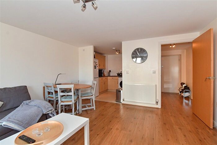 1 Bedroom Flat For Sale In Commonwealth Drive, Three Bridges, Crawley, West Sussex, RH10