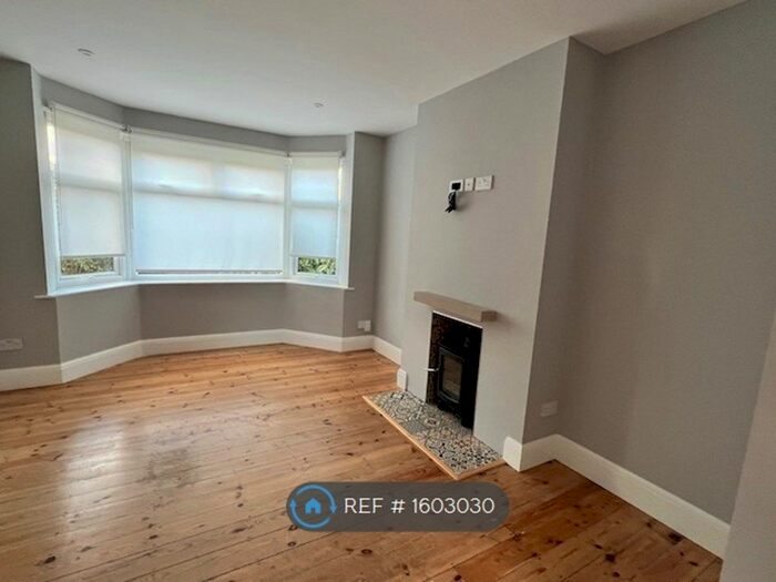 3 Bedroom Semi-Detached House To Rent In Holland Place, Southampton, SO16