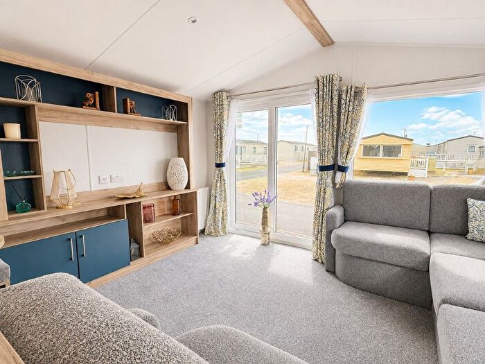 2 Bedroom Mobile/park Home For Sale In Carr Road, Felixstowe, IP11