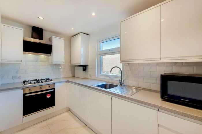 3 Bedroom Maisonette To Rent In Kew Road, Richmond, Surrey TW9