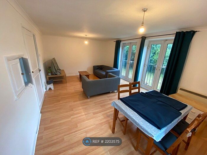 2 Bedroom Flat To Rent In Greenlands Road, Staines-Upon-Thames, TW18
