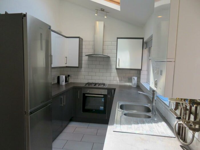 5 Bedroom Terraced House To Rent In Cycle Road, Nottingham, NG7