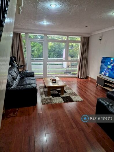 2 Bedroom Flat To Rent In Hillview Road, Woking, GU22