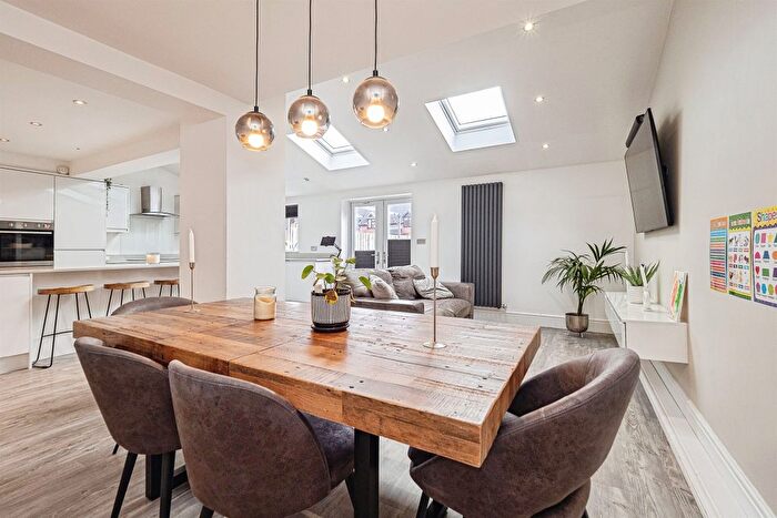 4 Bedroom Semi-Detached House For Sale In Howdale Road, Hull, HU8