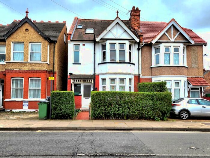 2 Bedroom Flat To Rent In Locket Road, Harrow, Middlesex, HA3