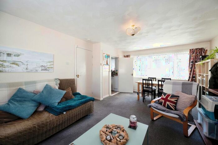 2 Bedroom Flat For Sale In Sea Front, Hayling Island, Hampshire, PO11