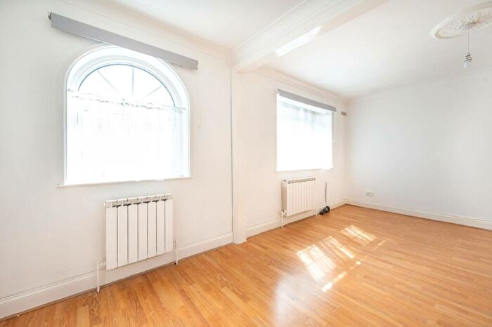 2 Bedroom Flat To Rent In Edward Avenue, Chingford, London, E4