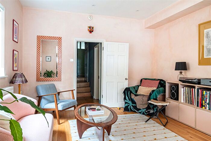 2 Bedroom Flat For Sale In Deronda Road, London, SE24