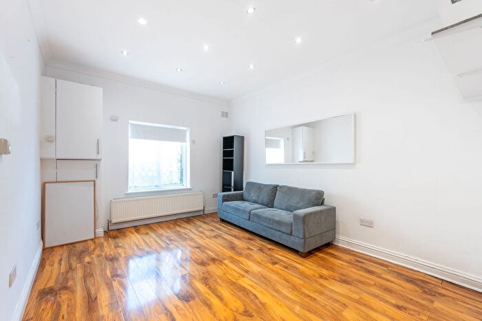 3 Bedroom Flat To Rent In Acton Lane, Chiswick, London, W3