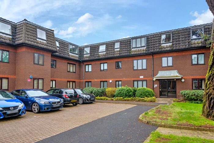 2 Bedroom Flat For Sale In Woodridge Close, Enfield, EN2