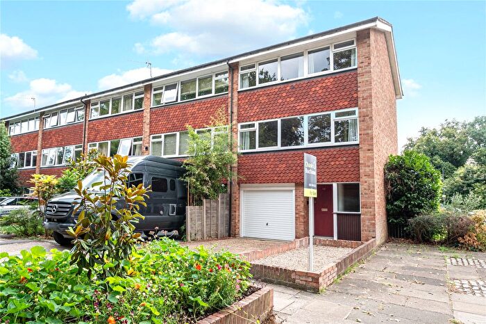 4 Bedroom End Of Terrace House For Sale In Kingfisher Drive, Surrey, TW10