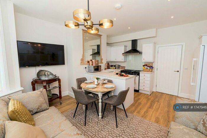 2 Bedroom Flat To Rent In Approach Road, Poole, BH14